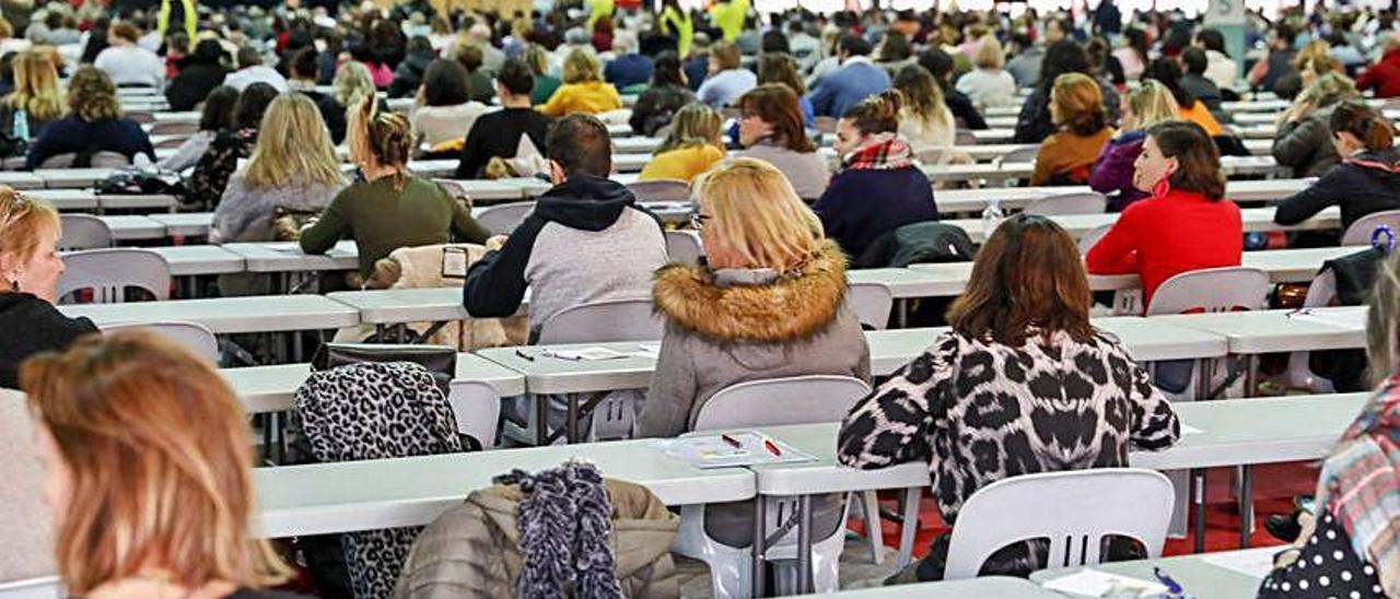 Opositores en diciembre de 2019 en el recinto ferial Luis Adaro.