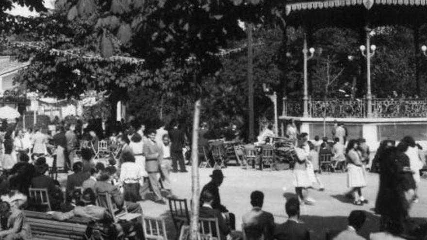 El quiosco del Bombé, durante un baile a principios del siglo pasado. 