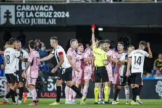 Demasiado castigo para el Oviedo: derrota (2-0) que le saca de los puestos de play-off