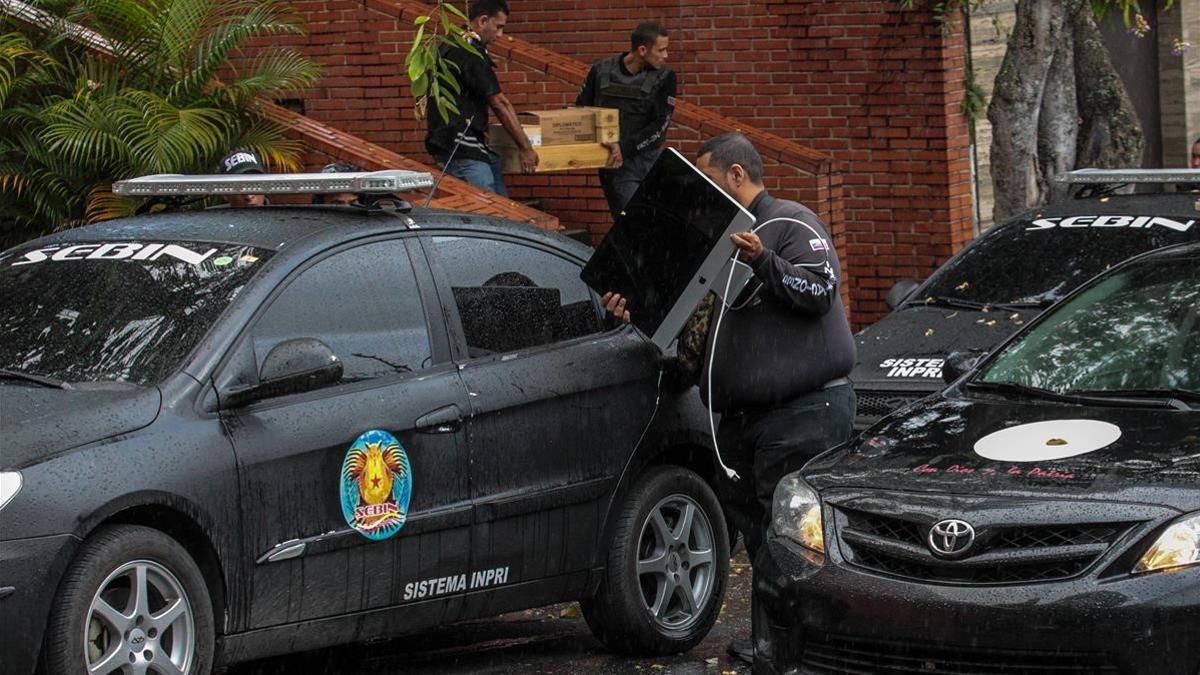 Agentes de inteligencia se llevan pertenencias de la exfiscal general Ortega Díaz tras registrar su domicilio, en el edificio La Cañada, en Caracas, el 16 de agosto.