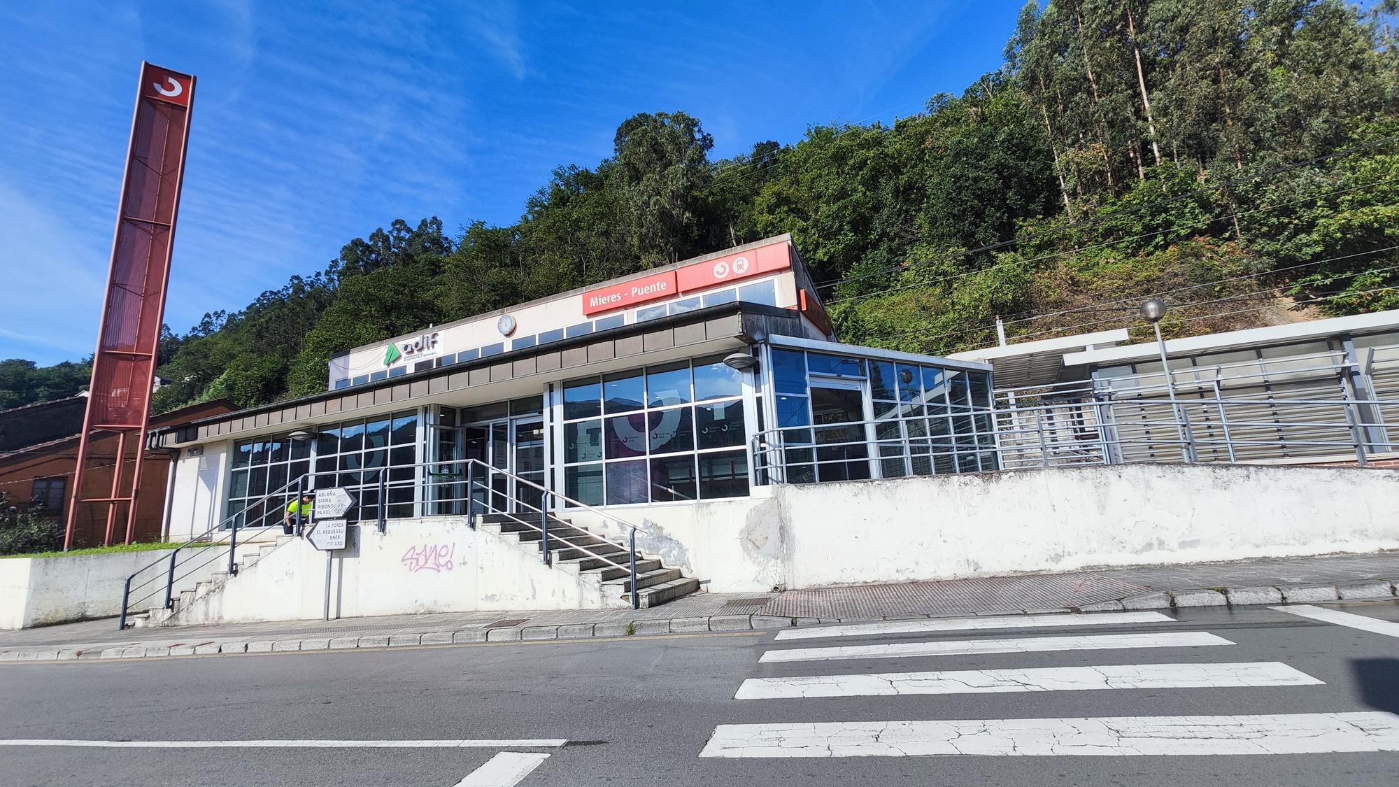 En imágenes: Primer día de las nuevas tarifas en los abonos de transporte en Mieres