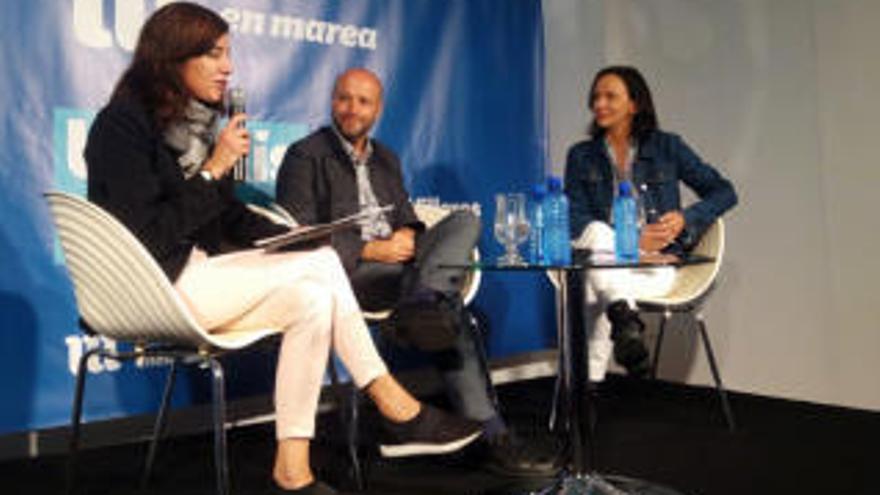 Marta Lois con Luís Villares y Carolina Bescansa (izq. a dcha.), esta mañana en Santiago. // @CBescansa