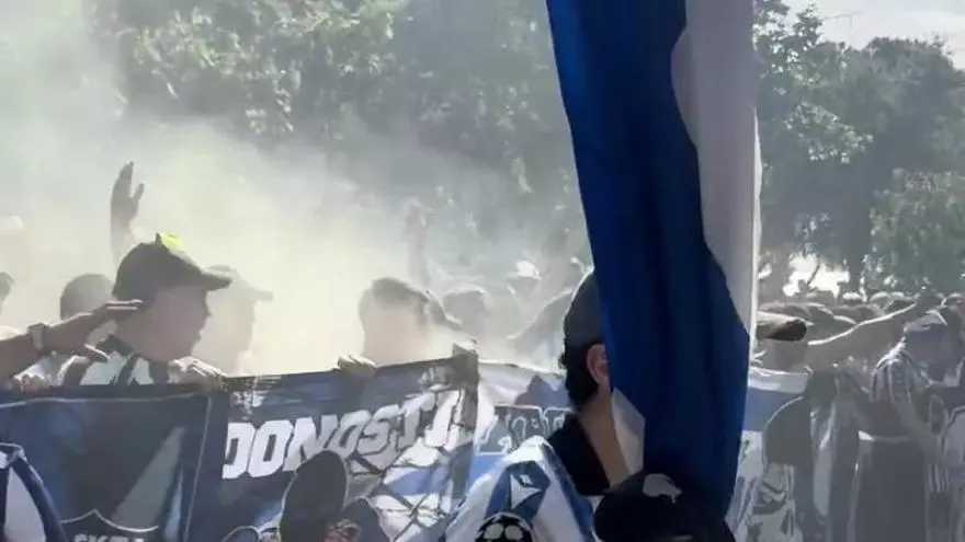 La afición de la Real Sociedad se pone en marcha hacia La Cartuja