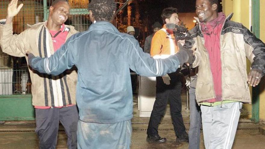 102 subsaharianos entran en Melilla en otro asalto masivo