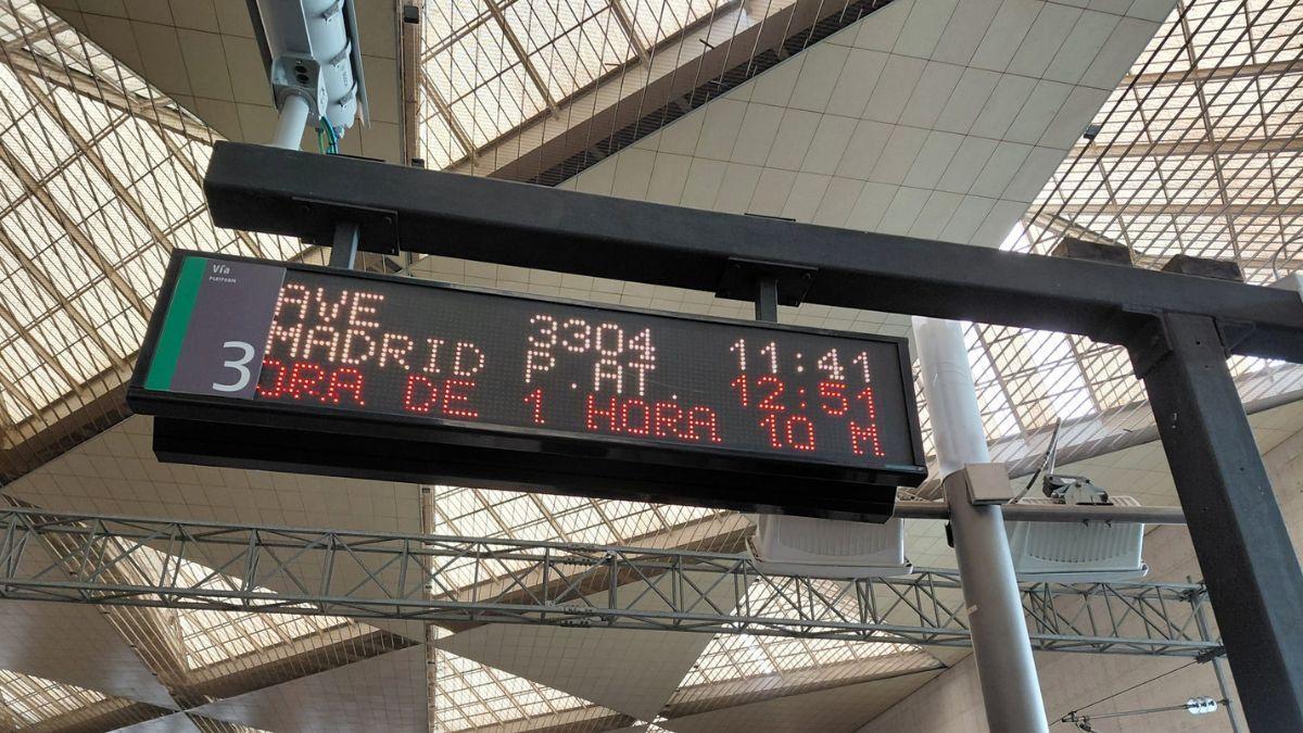 Cartel electrónico del horario horario de salida del AVE de Zaragoza hacia Madrid, a 4 de febrero de 2026.