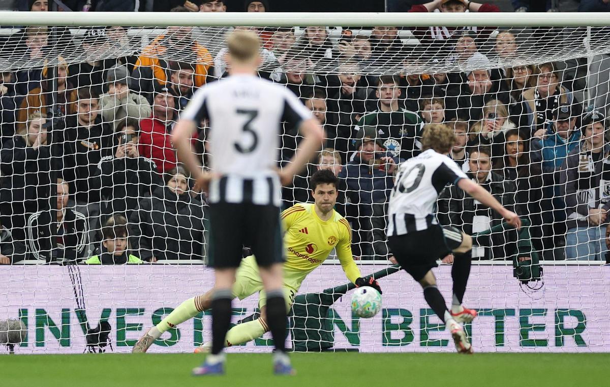 Anthony Gordon, del Newcastle United, marcando de penalti el 1-0 ante el Manchester United