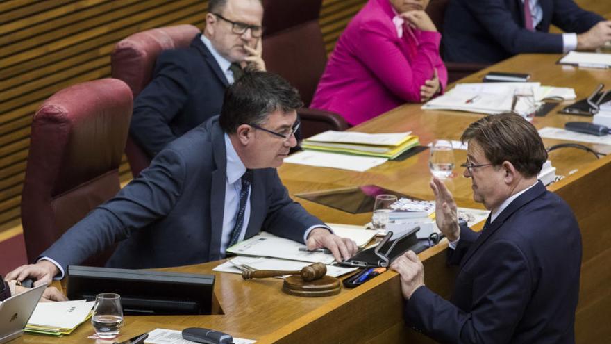 El presidente de las Corts, Enric Morera, habla con el presidente Puig durante un pleno.