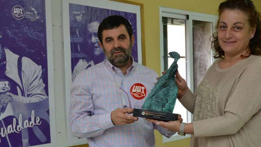 Ramón Vidal y Cati Cochón, secretaria de Igualdade de UGT, con el Premio á Muller Traballadora. // G.S.