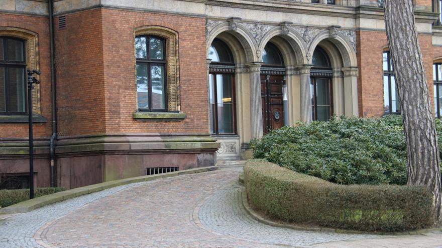 Porta principal de l&#039;edifici que acull la fiscalia general del &#039;land&#039; de Schleswig-Holstein i el tribunal superior del mateix &#039;land&#039;, a Schleswig.