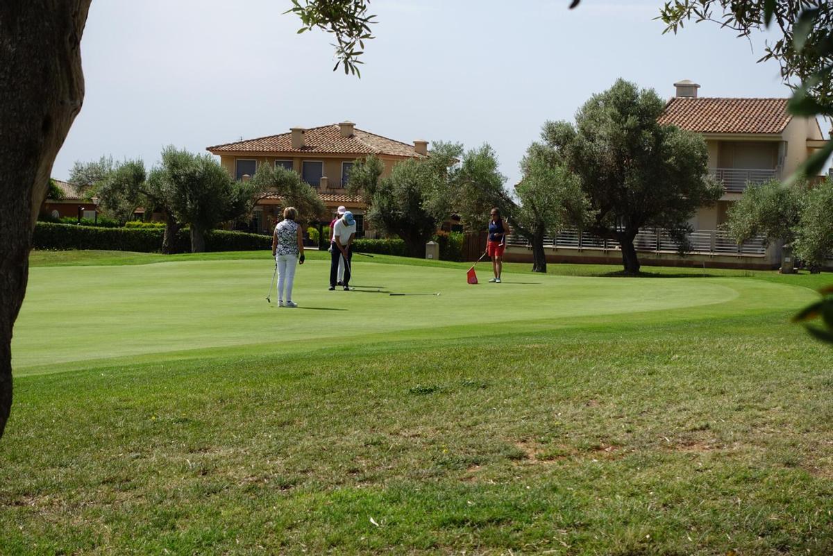 El campo de golf Panorámica, con las viviendas al fondo.