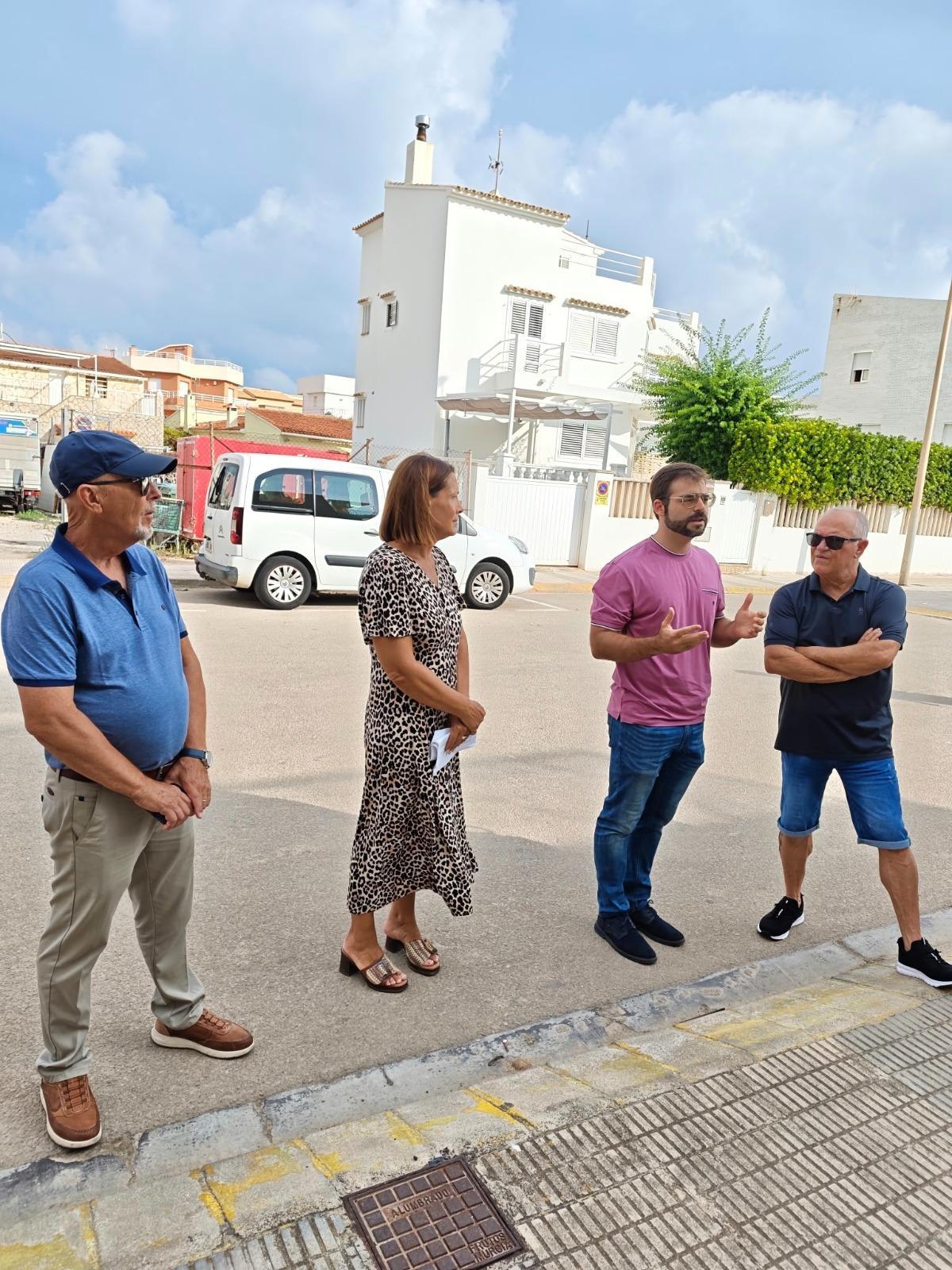 El concejal de Urbanismo y la alcaldesa de Oliva explican a los vecinos los detalles de la obra