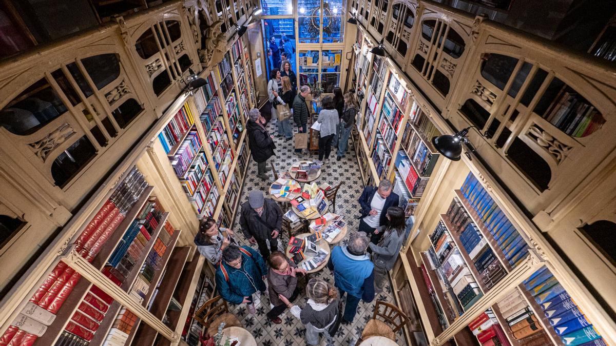 Libros y platillos en la nueva etapa de la librería Sant Jordi.