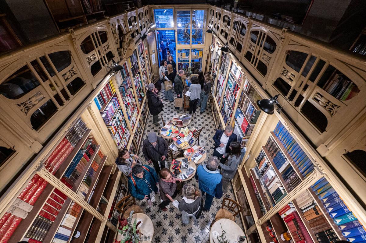 Barcelona 10/12/2025 Barcelona. La antigua propietaria de la librería, Cristina Riera, y su sucesor al frente del negocio, Rafa Serra. Reapertura librería Sant Jordi. AUTOR: MANU MITRU