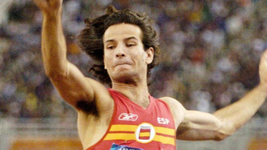 Yago Lamela durante la final de salto de longitud de los Juegos Olímpicos de Atenas 2004.