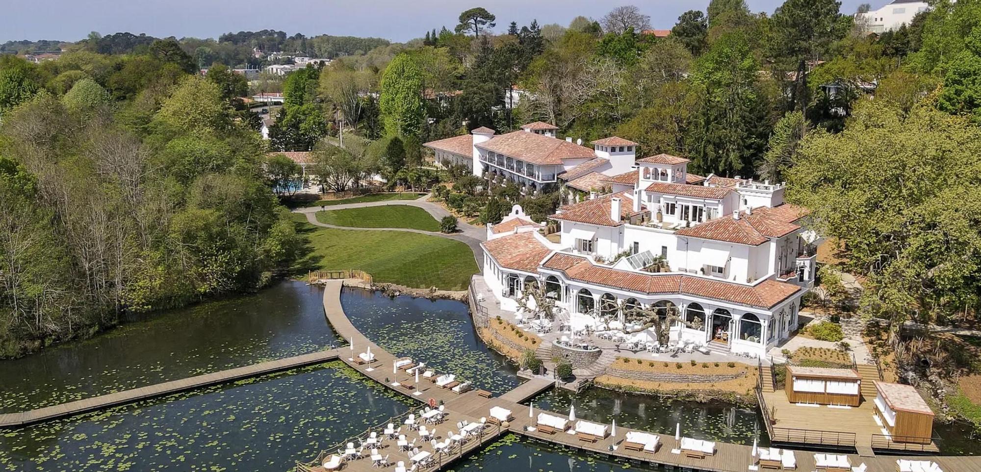 Una casona palaciega a la orilla de uno de los lagos privados más grandes de Francia