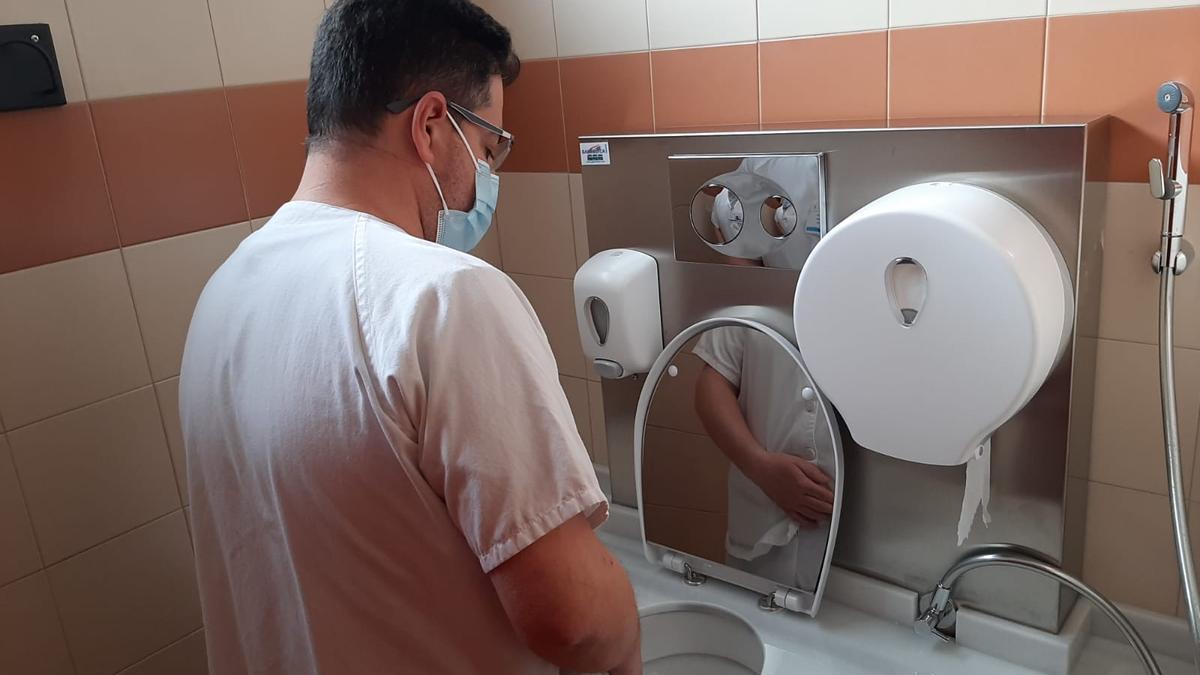 Un sanitario en el nuevo baño adaptado para pacientes ostomizados.