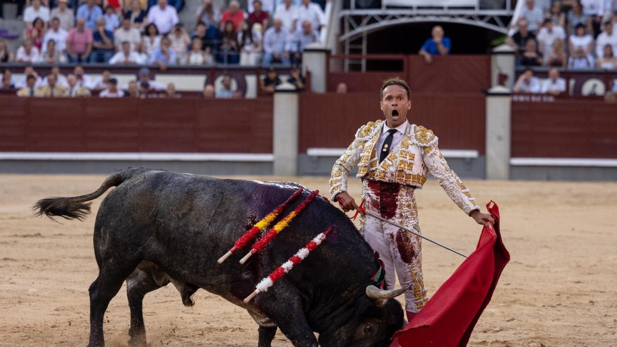 Ferrera con el sexto toro que le tocó lidiar por la retirada de Paco Ureña.