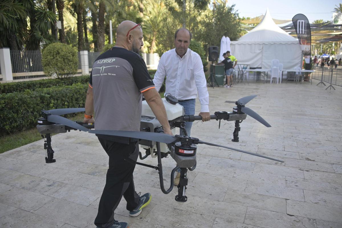 Pepe Rubio y Roque Bru colocando el dron antes de su vuelo