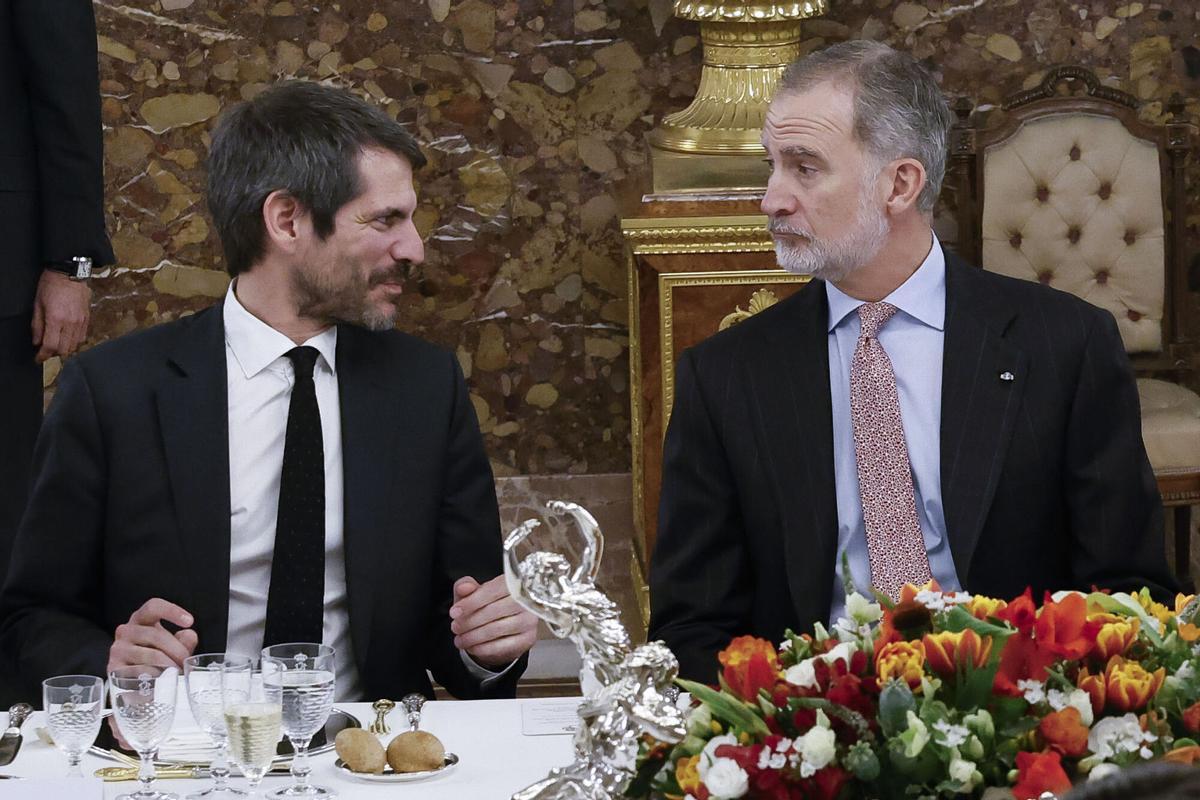 MADRID, 22/04/2026.- El rey Felipe VI conversa con el ministro de Cultura, Ernest Urtasun, durante el almuerzo ofrecido por Sus Majestades a una representación del mundo de las letras, con ocasión de la entrega del Premio de Literatura en Lengua Castellana "Miguel de Cervantes" 2025, este miércoles en el Palacio Real de Madrid. El almuerzo, en honor del escritor mexicano Gonzalo Celorio, premio “Miguel de Cervantes” 2025 , se celebra previo a la entrega del galardón que tendrá lugar mañana en el Paraninfo de la Universidad de Alcalá de Henares. EFE/ Chema Moya/POOL