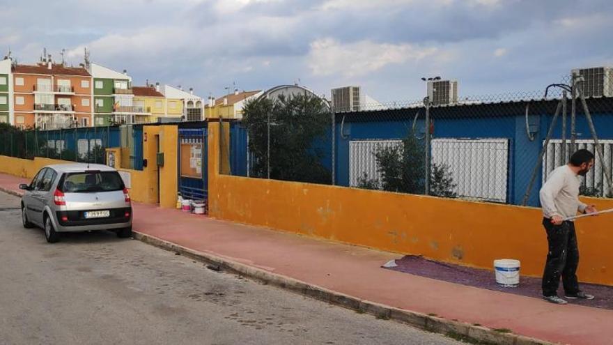 Imagen del acceso principal al colegio Amanecer en Mar Azul /D.Pamies