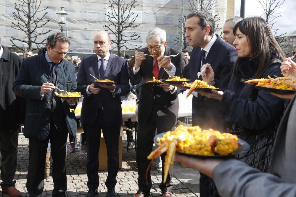 La música alicantina, el arroz, los trajes tradicionales triunfan en el desfile por Göteborg