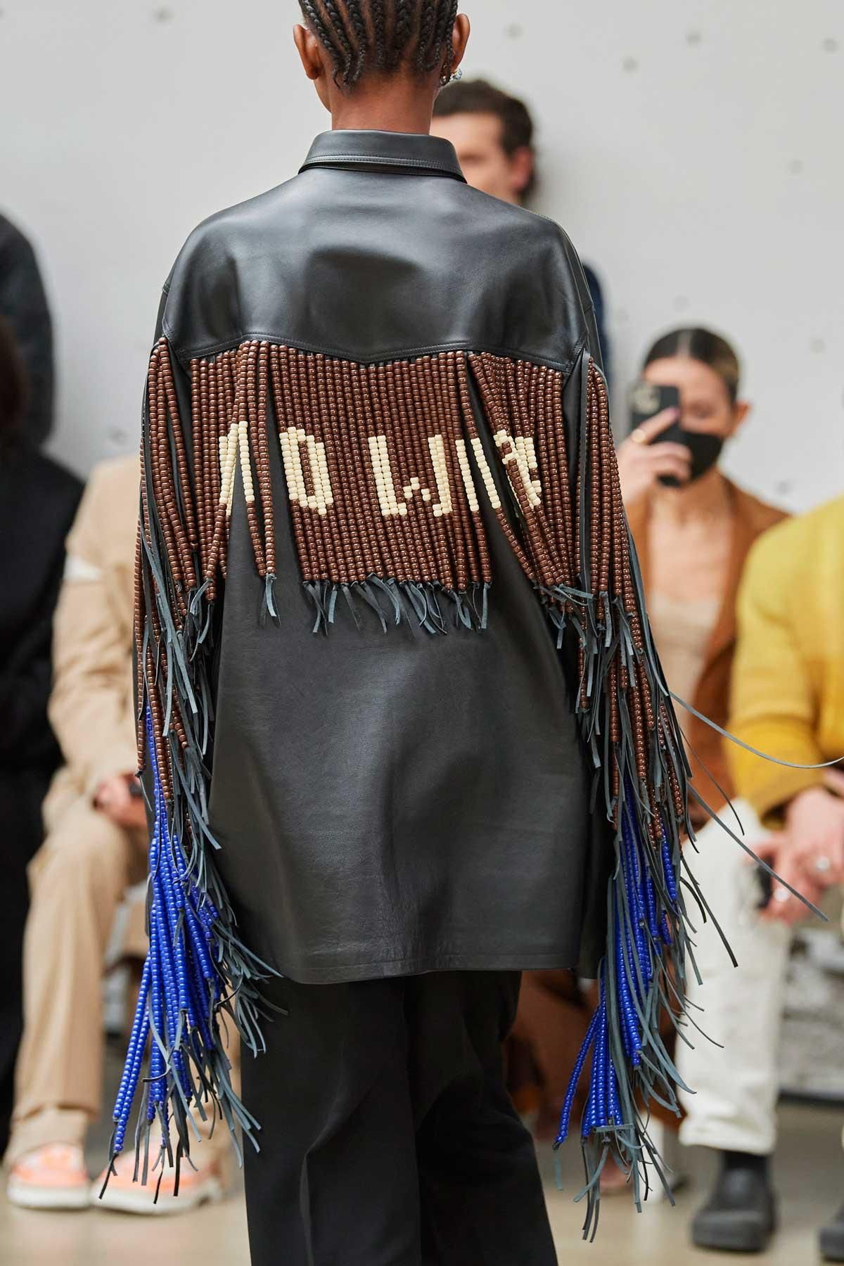Chaqueta con el mensaje 'No War' vista en el desfile de Botter otoño/invierno 2022