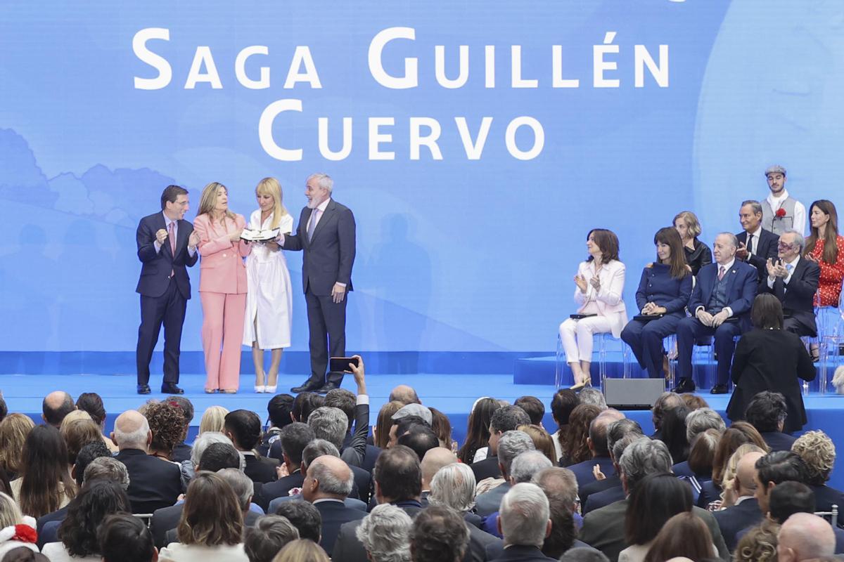 El alcalde madrileño junto a los Guillén Cuervo.