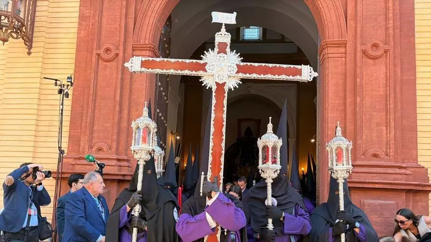 Vídeo | A las 14:15, como marca el horario, se abren las puertas de la parroquia de San Bernardo