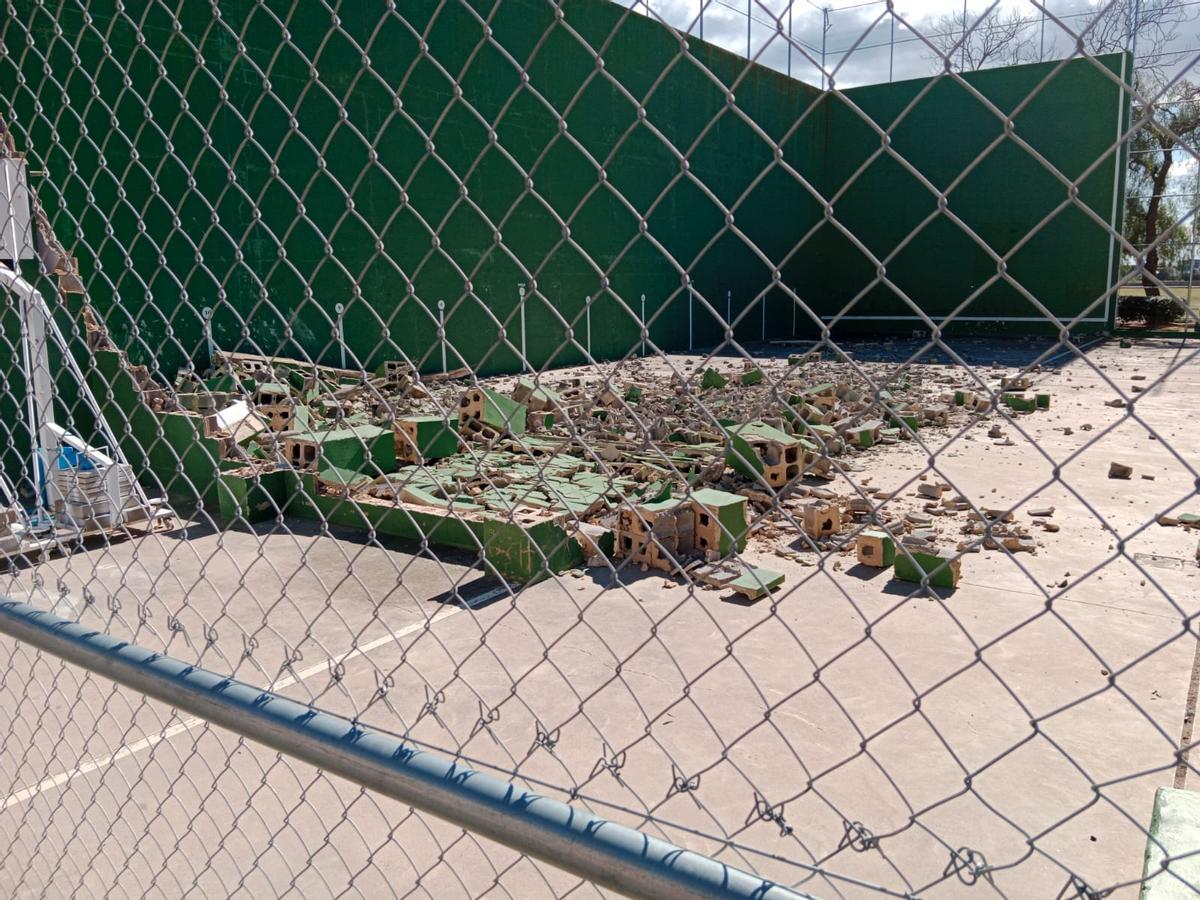 El frontón destrozado tras el paso del temporal.