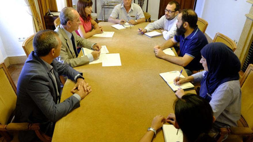 Detalle de la reunión de las ONG con el Ayuntamiento.