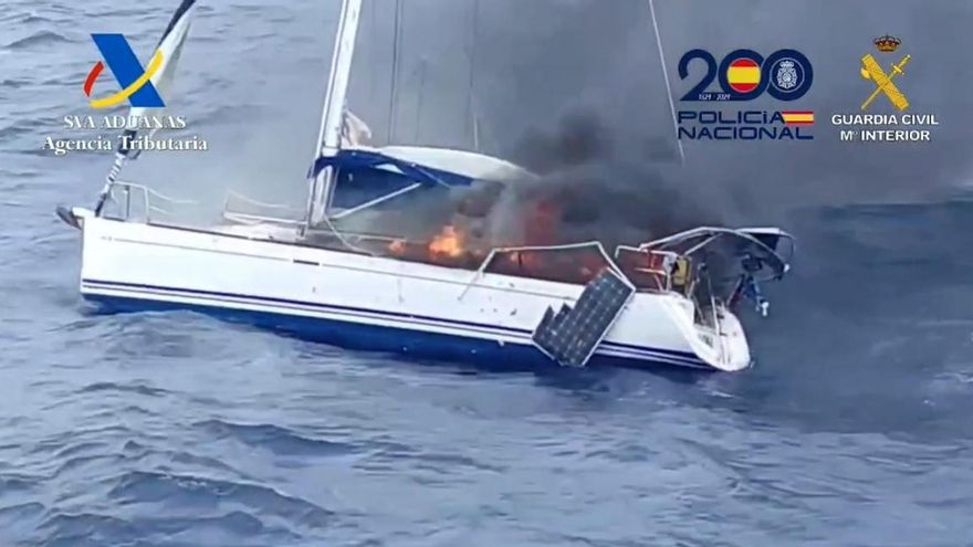 Los narcos aprovechan la falta de medios de Vigilancia Aduanera: incendian un cargamento de cocaína y un velero en Canarias