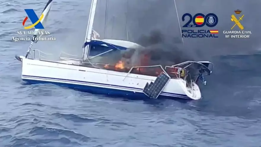 Los narcos aprovechan la falta de medios de Vigilancia Aduanera: incendian un cargamento de cocaína y un velero en Canarias