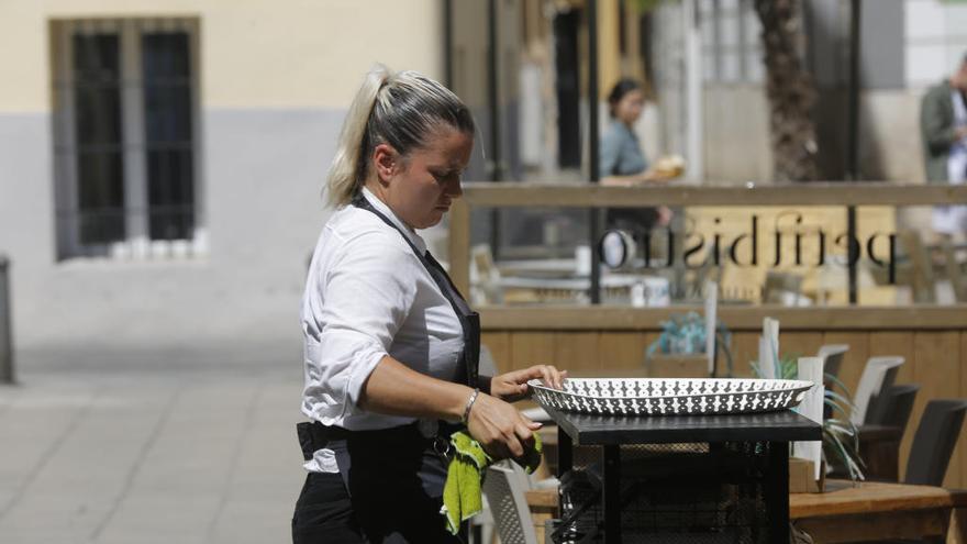 Una mujer, situada en una terraza de València