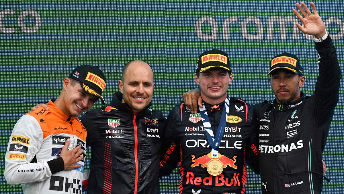 AUTO-PRIX-F1-GBR Lando Norris, Max Verstappen y Lewis Hamilton, los componentes del podio de Silverstone.