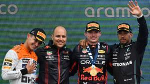Lando Norris, Max Verstappen y Lewis Hamilton, los componentes del podio de Silverstone.
