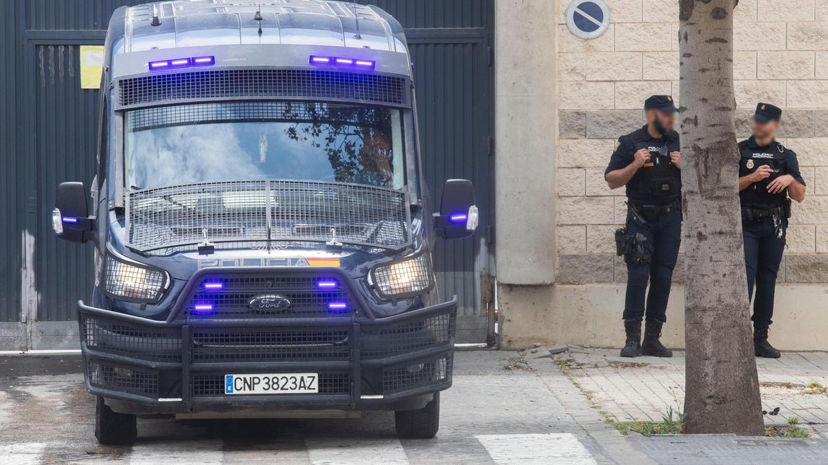 Dispositivo policial de seguridad ante el juzgado de guardia de València, este jueves por la mañana.