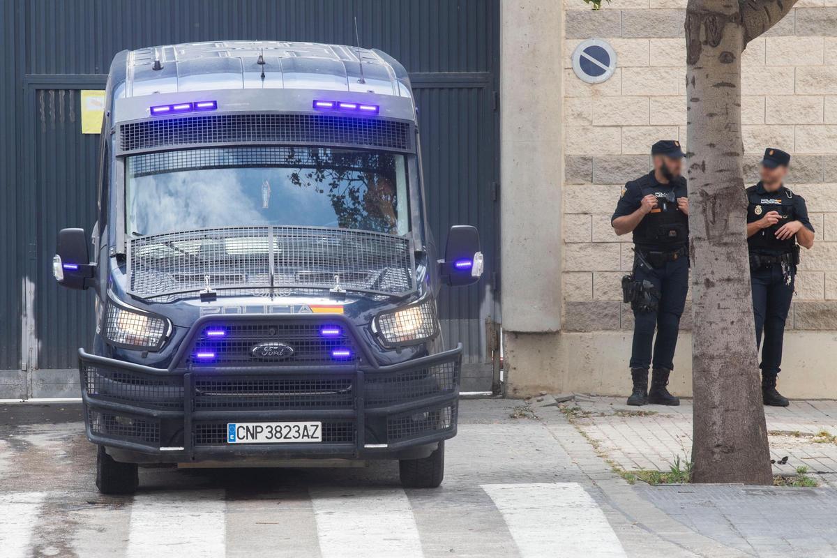 Dispositivo policial de seguridad ante el juzgado de guardia de València, este jueves por la mañana.
