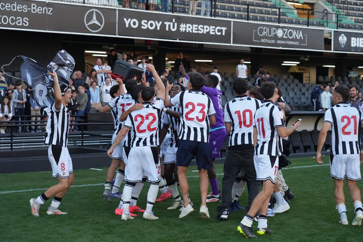 ¡Las mejores imágenes de la celebración del ascenso a Segunda Federación del Castellón B!