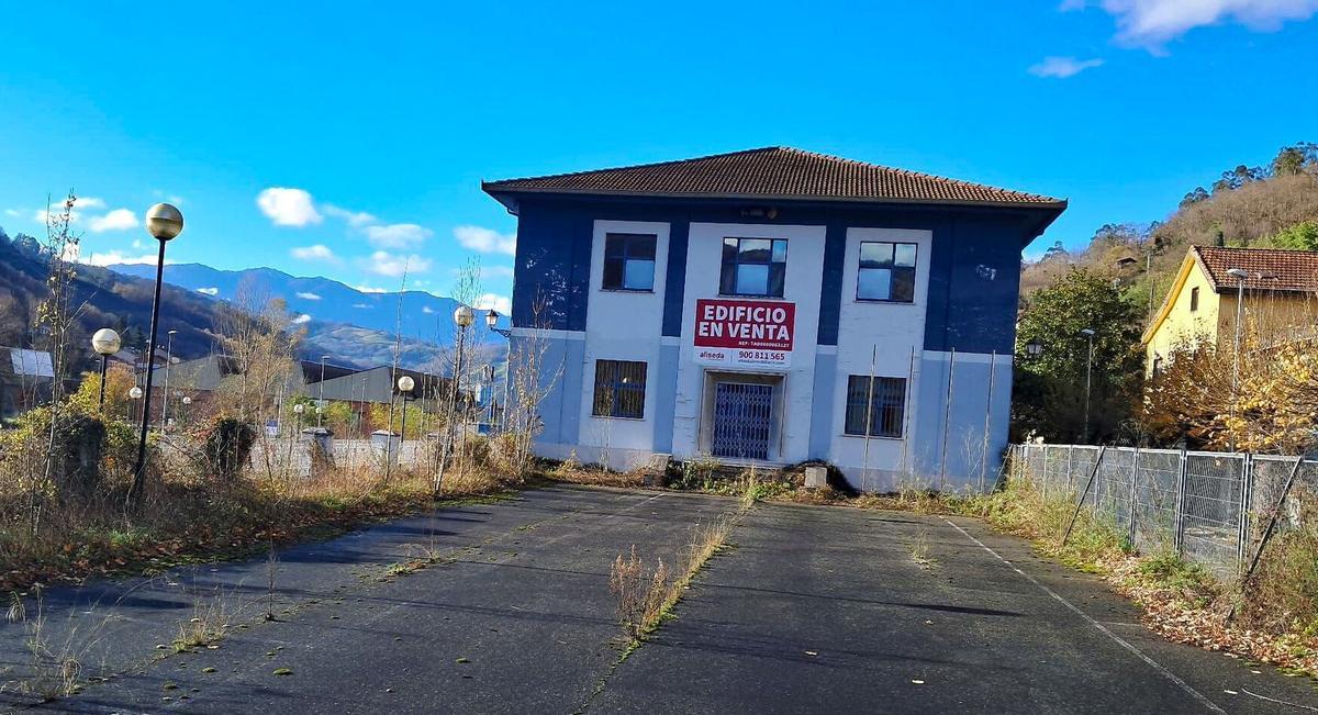 El edificio que perteneció a Diasa Pharma, en el polígono de La Cuadriella