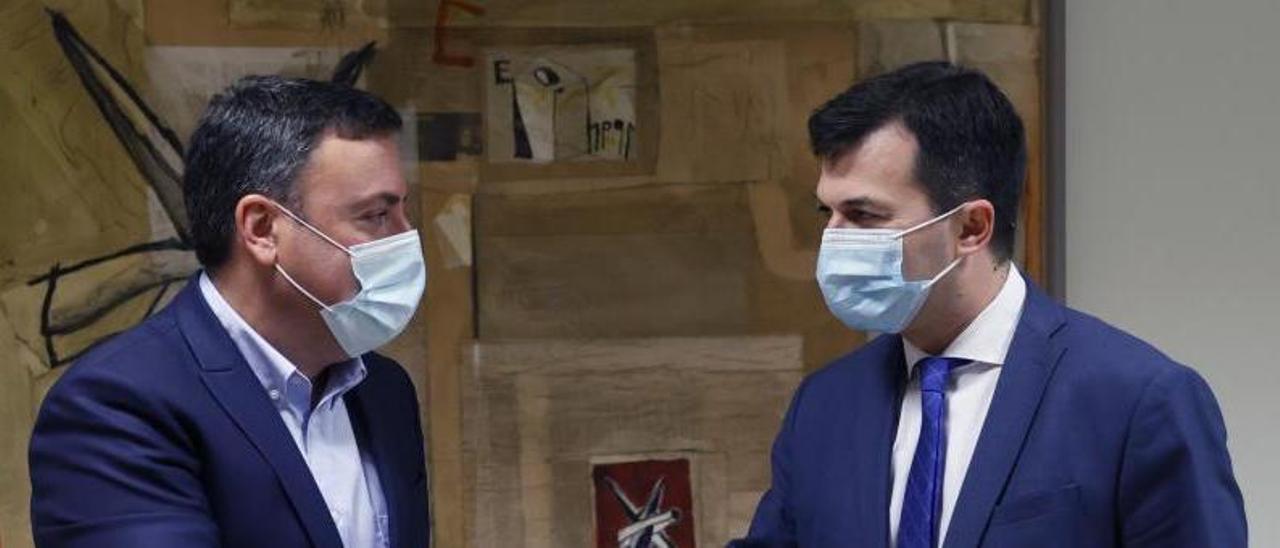 Valetín Formoso y Gonzalo Caballero se saludan en el parlamento a los pocos días de las primarias. |   // EFE