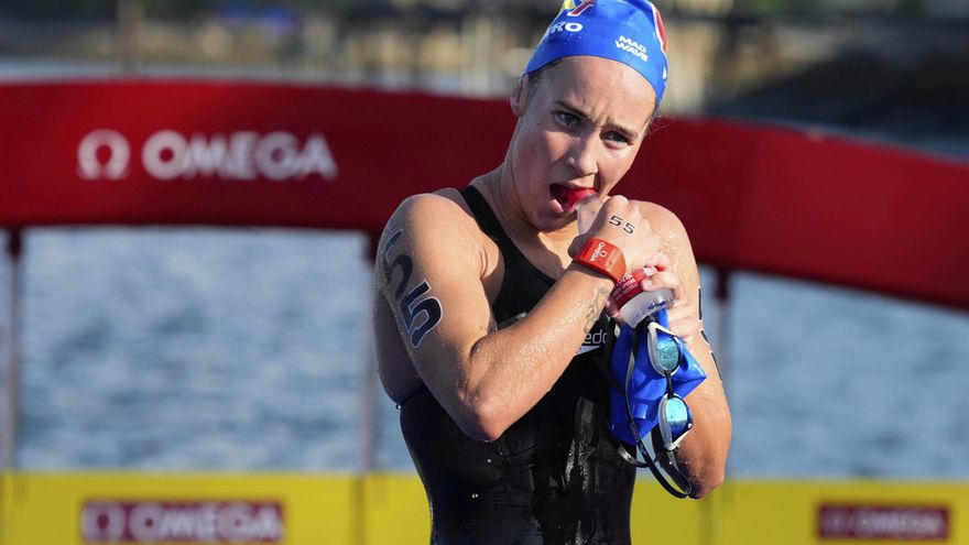 Paula Otero abre una botella tras una prueba del Mundial de Singapur.