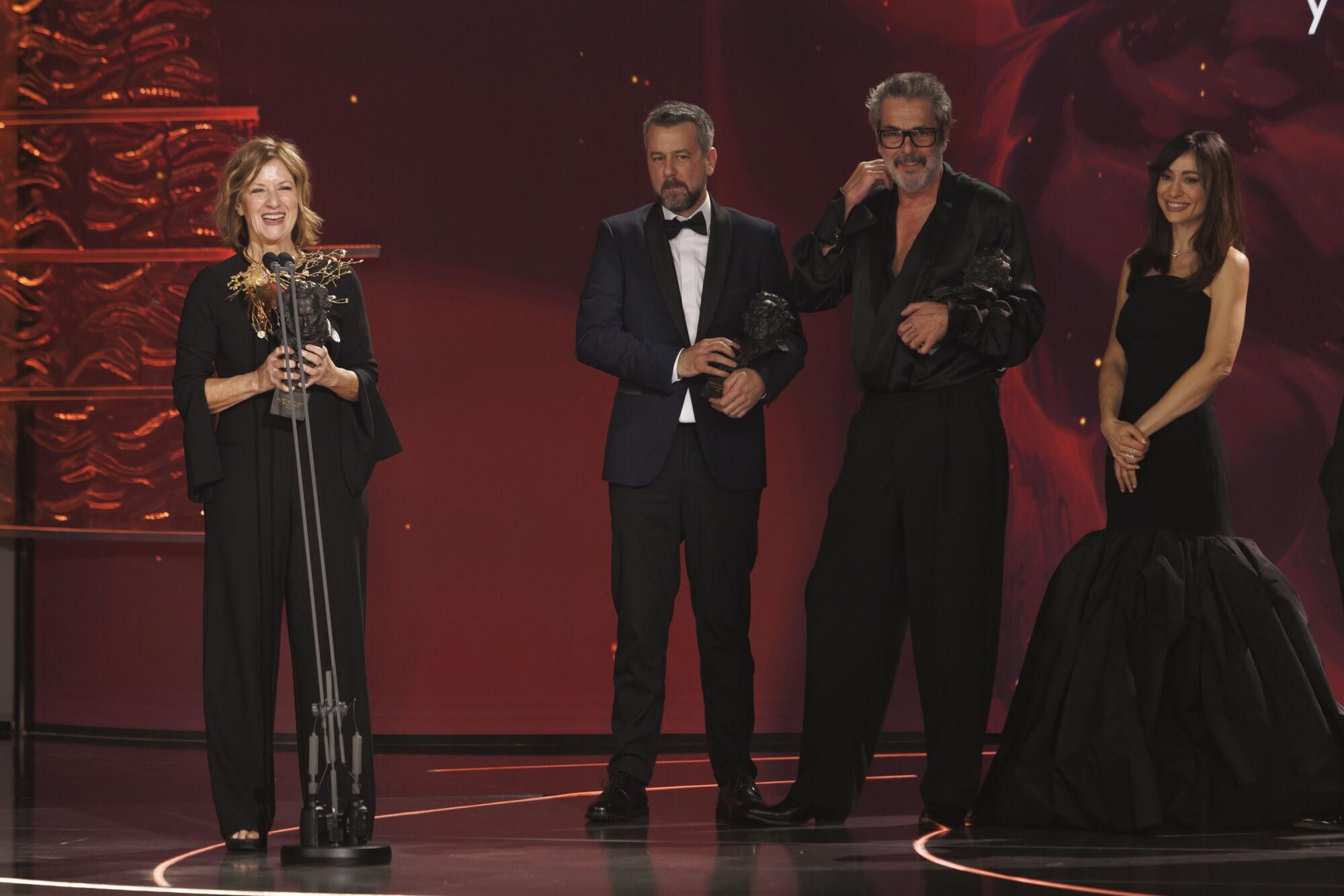 Karmele Soler, Sergio Pérez Berbel y Nacho Díaz, Goya a Mejor Maquillaje y Peluquería por 'Marco', junto a la actriz Natalia Verbeke durante la gala de entrega de la 39º edición de los Premios Goya, en el Palacio de Exposiciones y Congresos de Granada, a 8 de febrero de 2025, en Granada, Andalucía (España). Los galardones son otorgados de manera anual por la Academia de las Artes y las Ciencias Cinematográficas de España (AACCE) con el objetivo de premiar a los mejores profesionales en cada una de las distintas especialidades tanto técnicas como creativas del cine español. 08 FEBRERO 2025 Álex Cámara / Europa Press 08/02/2025. Natalia Verbeke;Álex Cámara;