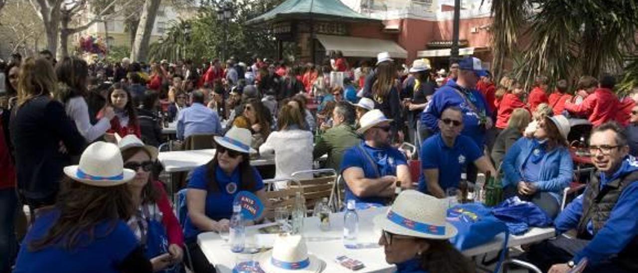 Terraza del bar Moncho antes de una mascletà de las Fallas.