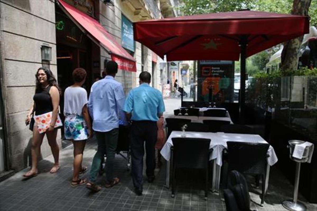 La norma preveu retirar la terrassa de la Bodega Sepúlveda, a Sant Antoni. La norma preveu retirar la terrassa de la Bodega Sepúlveda, a Sant Antoni.