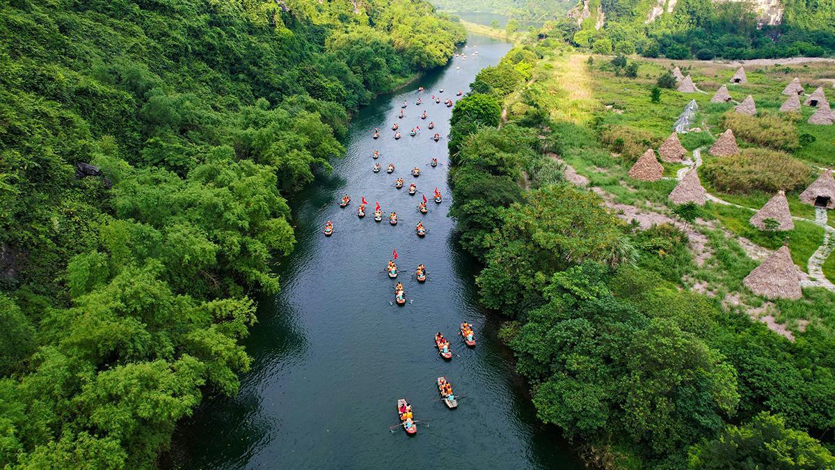Ninh Binh, la bahía de Ha Long terrestre, permite navegar entre montañas kársticas, arrozales y paisajes verdes del norte de Vietnam.