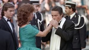 (FILES) French actor Alain Delon kisses Italian actress Sophia Lorens hand during the Opening Ceremony at the 42th edition of the Cannes Film Festival in Cannes, southern France on May 11, 1989. French film legend Alain Delon has died at the age of 88, his three children told AFP in a statement on August 18, 2024, following a battle with ill health. (Photo by AFP)