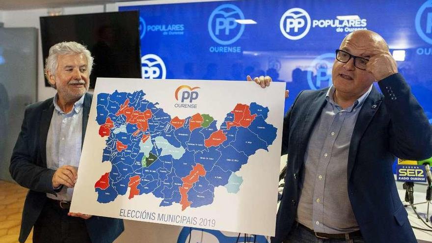 Manuel Baltar, junto a Rosendo Fernández, con el mapa de las elecciones municipales y su distribución por votos. // Brais Lorenzo