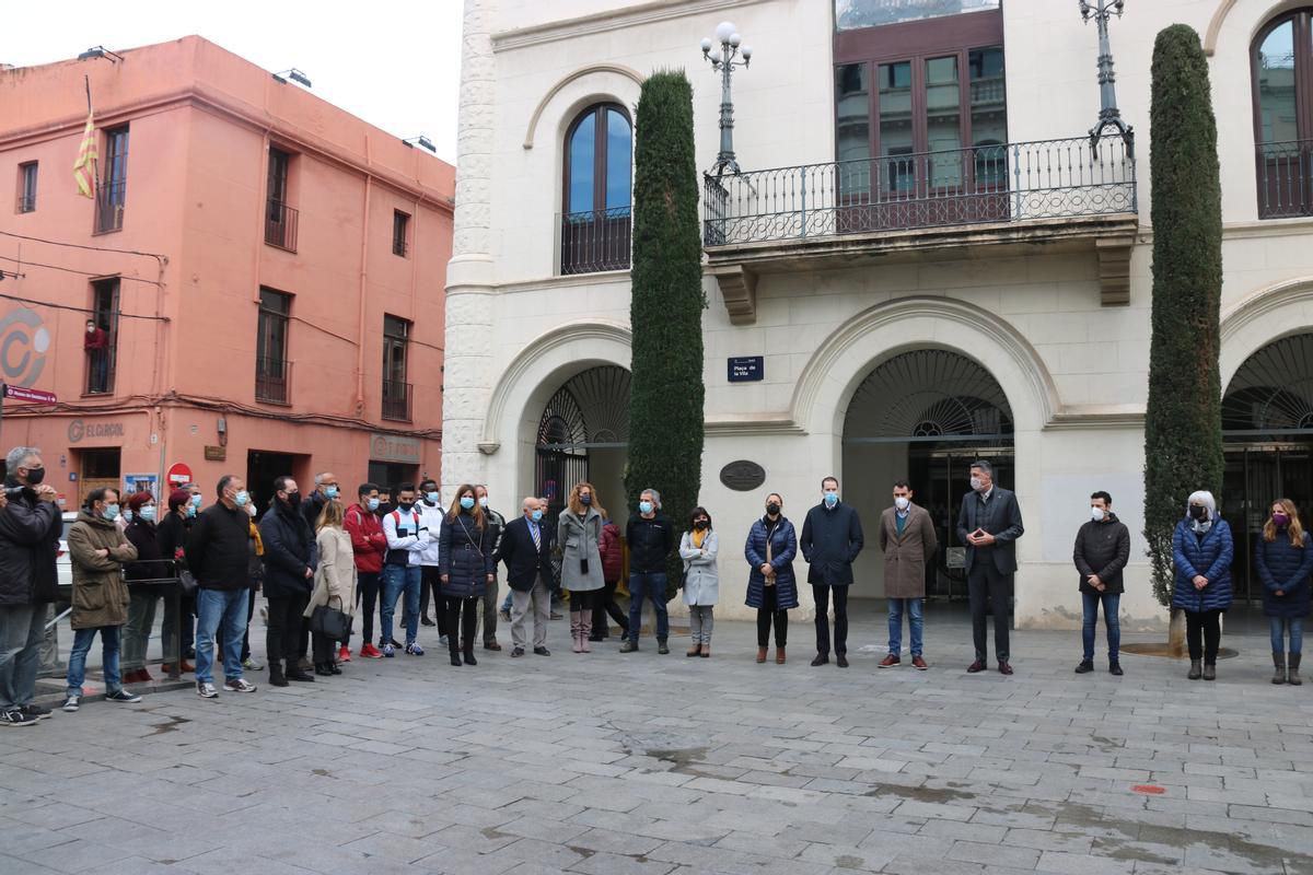 Companys i professors del menor de Badalona mort en una baralla participen en un minut de silenci a la plaça de la Vila