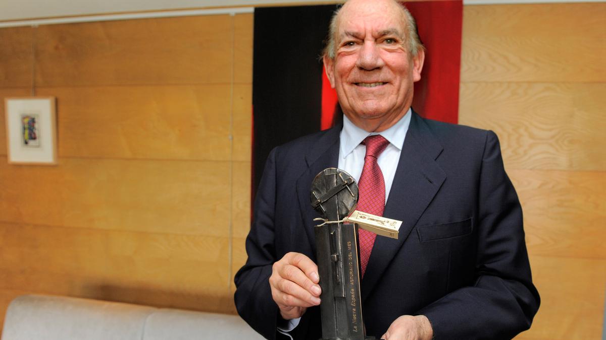 Antonio Suárez, recogiendo el premio al &quot;Asturiano del mes&quot; de LA NUEVA ESPAÑA