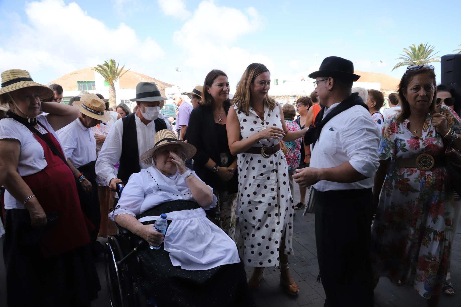 Los usuarios de los centros de mayores de Lanzarote visitan a Los Dolores y la feria de artesanía